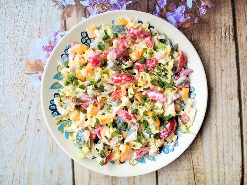 Surówka z sałaty rzymskiej, papryki, pomidorków 