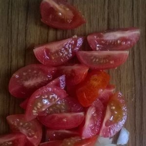 Surówka z sałaty rzymskiej, papryki, pomidorków 