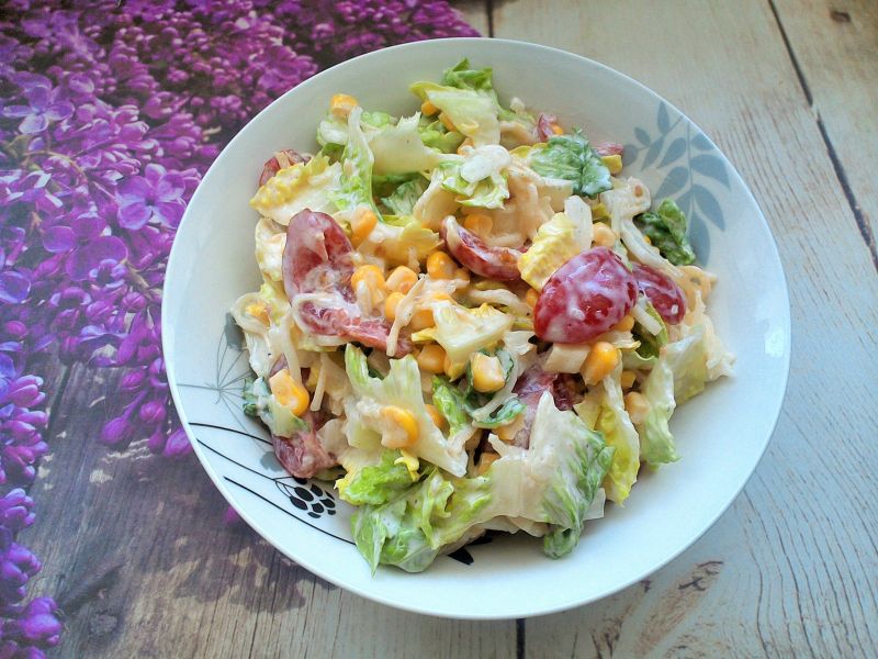 Surówka z sałaty rzymskiej z selerem konserwowym  Surówka z sałaty rzymskiej z selerem konserwowym