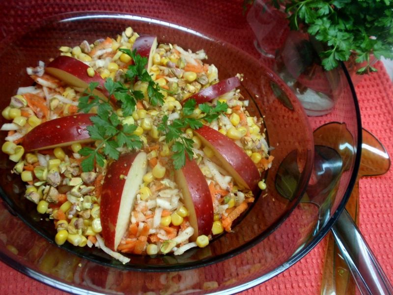 Surówka z selera gruszki i pistacji 