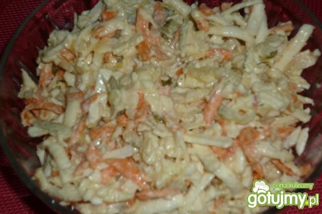 Surówka z selera i ogórka kwaszonego