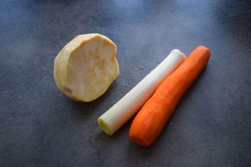 Surówka z selera, marchewki i pora