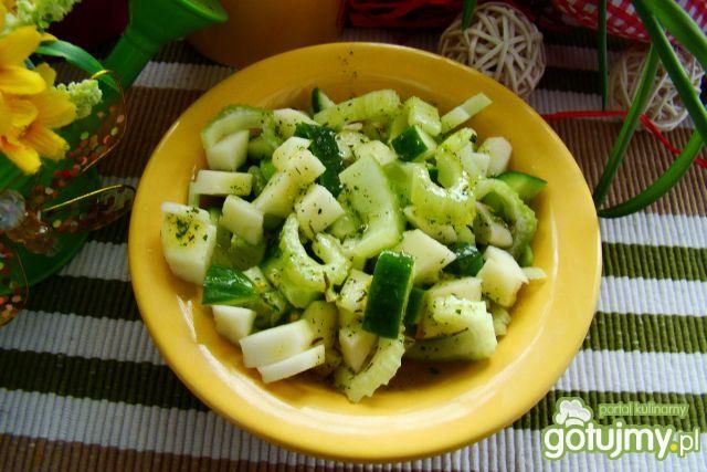 Surówka z selera naciuowego z jabłkiem 