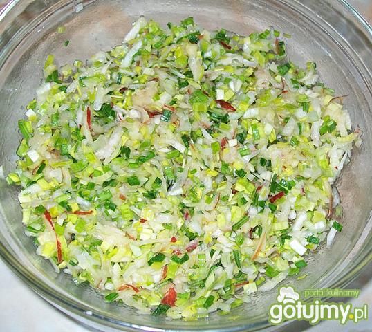 Surówka z selera,pora i jabłka Surówka z selera,pora i jabłka