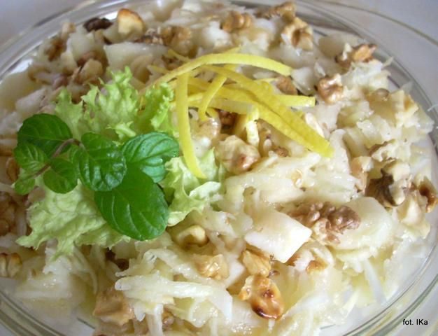Surówka z selera z gruszką i orzechami Surówka z selera z gruszką i orzechami