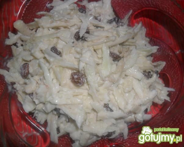 Surówka z selera z jabłkami i rodzynkami Surówka z selera z jabłkami i rodzynkami