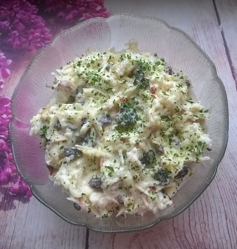 Surówka z selera z jabłkiem i rodzynkami