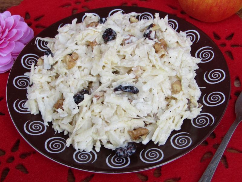 Surówka z selera z orzechami i żurawiną