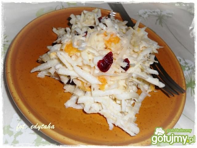 Surówka z selera z pomarańczą i żurawiną