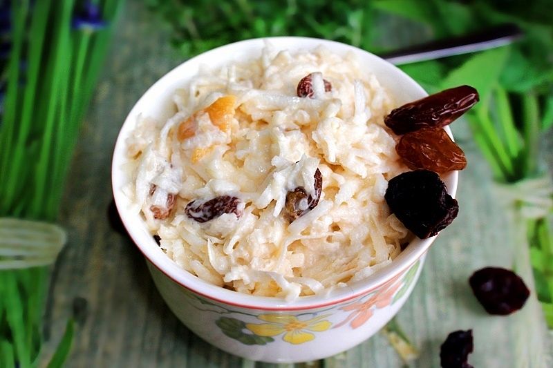 Surówka z selera z rodzynkami i brzoskwinią 