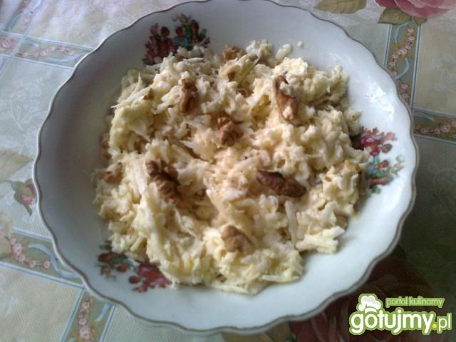 Surówka z selerem i orzechami Surówka z selerem i orzechami