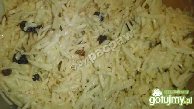 Surówka z selerem, jabłkiem i rodzynkami