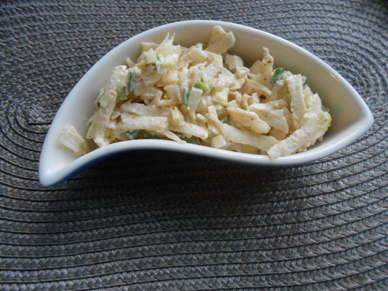 Surówka z selerem, porem i jabłkiem