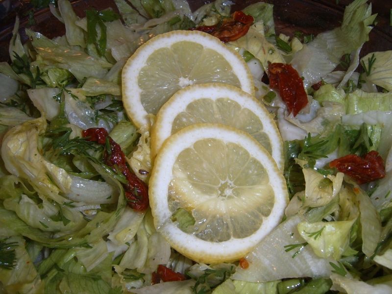 Surówka z siemieniem i suszonymi pomidorami