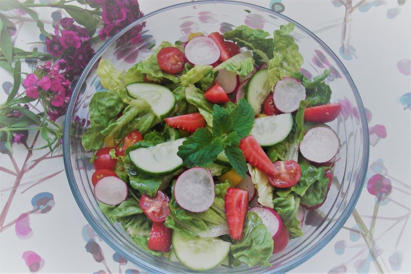 Surówka z truskawkami i sosem miodowym Surówka z truskawkami i sosem miodowym