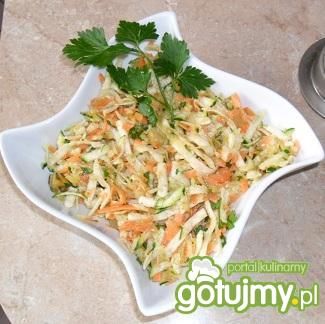 Surówka z zieloną cukinią Surówka z zieloną cukinią