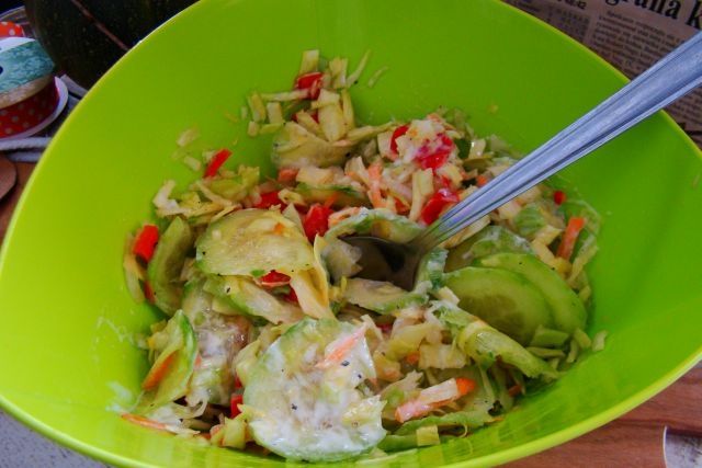 Surówka z zielonego ogórka i kapusty białej  Surówka z zielonego ogórka i kapusty białej