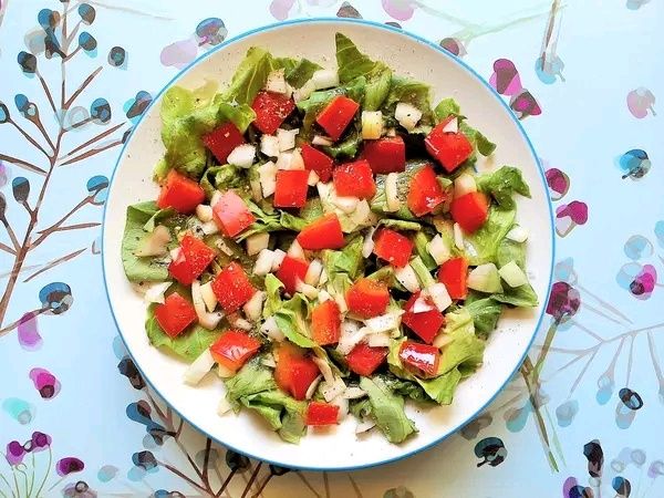 Surówka z zielonej sałaty, papryki i cebuli Surówka z zielonej sałaty, papryki i cebuli