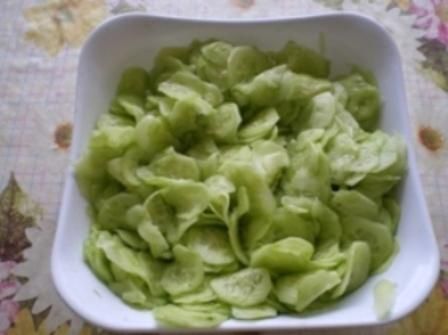 Surówka z zielonych ogórków Surówka z zielonych ogórków