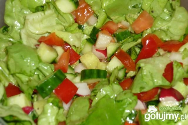 Surówka ze świeżą bazylią