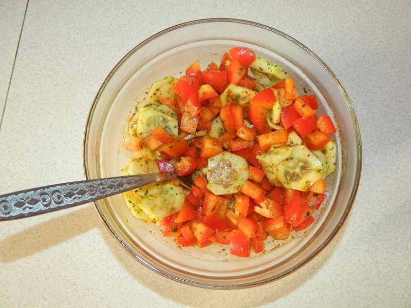 Surówka ze świeżej papryki i ogórka