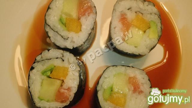 Sushi – futomaki z łososiem, papryką Sushi – futomaki z łososiem, papryką