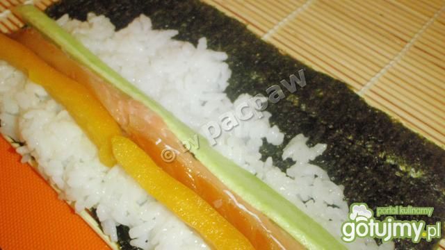 Sushi – futomaki z łososiem, papryką