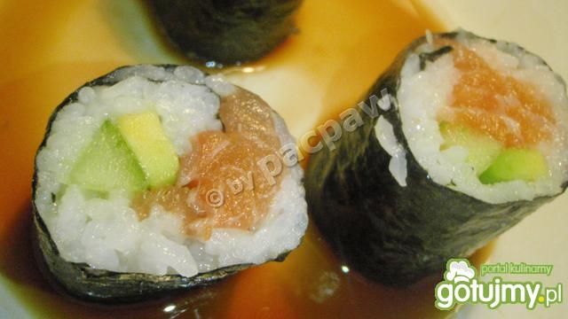 Sushi maki z łososiem, awokado i ogórkie Sushi maki z łososiem, awokado i ogórkie