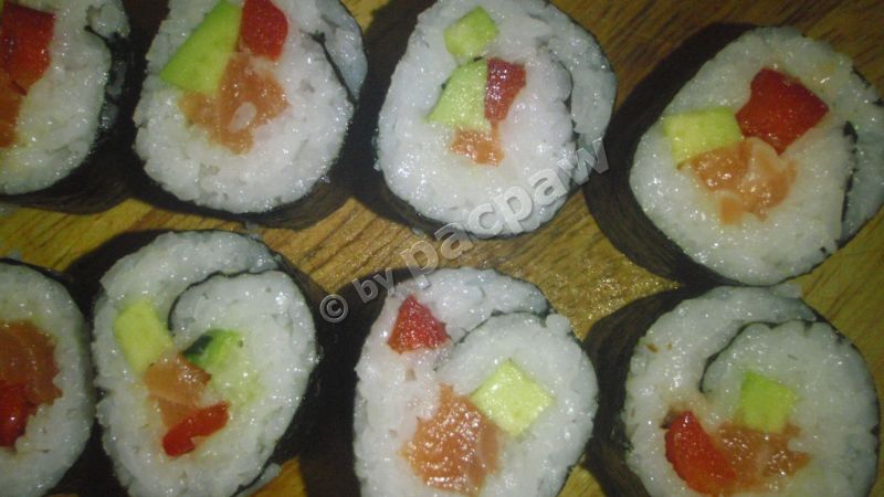 Sushi maki z łososiem, papryką Sushi maki z łososiem, papryką