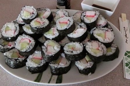 Sushi maki z ogórkiem i paluszkami krabowymi Sushi maki z ogórkiem i paluszkami krabowymi