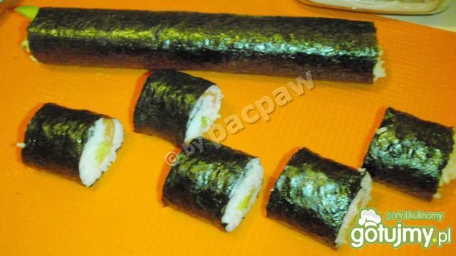 Sushi maki z paluszkami krabowymi