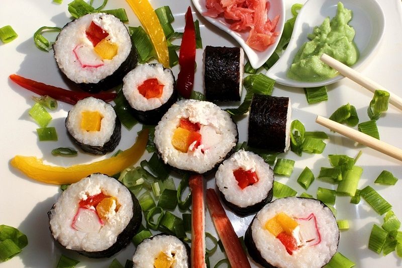 Sushi maki z papryką i paluszkami surimi Sushi maki z papryką i paluszkami surimi
