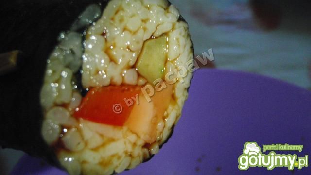 Sushi mąki z papryką ogórkiem i łososiem Sushi mąki z papryką ogórkiem i łososiem