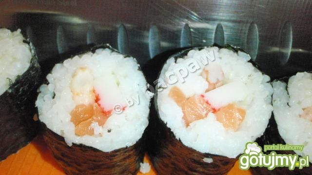 Sushi maki z surimi, łososiem i krewetka