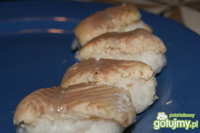 Sushi nigiri z wędzonym pstragiem Sushi nigiri z wędzonym pstragiem