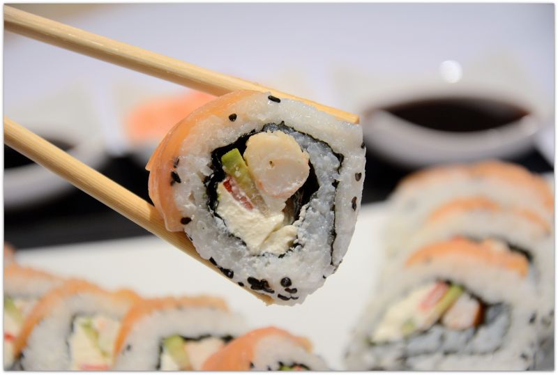 Sushi uramaki z krewetkami i łososiem