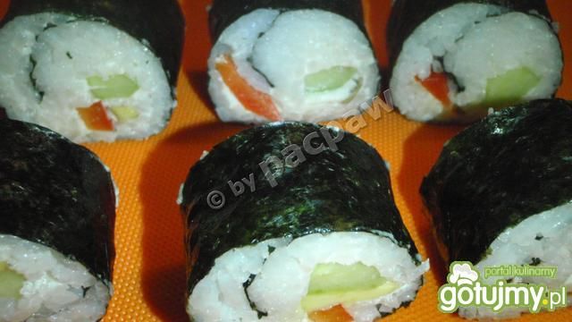 Sushi wegetariańskie z ogórkiem, papryką Sushi wegetariańskie z ogórkiem, papryką