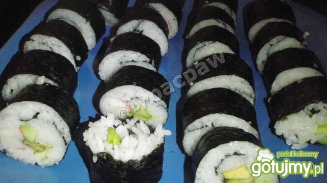 Sushi z awokado, ogórkiem i paluszkiem Sushi z awokado, ogórkiem i paluszkiem