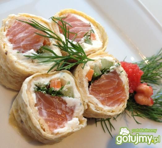 Sushi z łososiem i delikatnym serkiem. Sushi z łososiem i delikatnym serkiem.