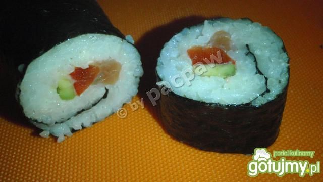 Sushi z łososiem, papryką czerwoną i awo Sushi z łososiem, papryką czerwoną i awo