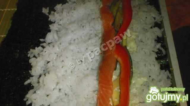 Sushi z łososiem, papryką czerwoną i awo