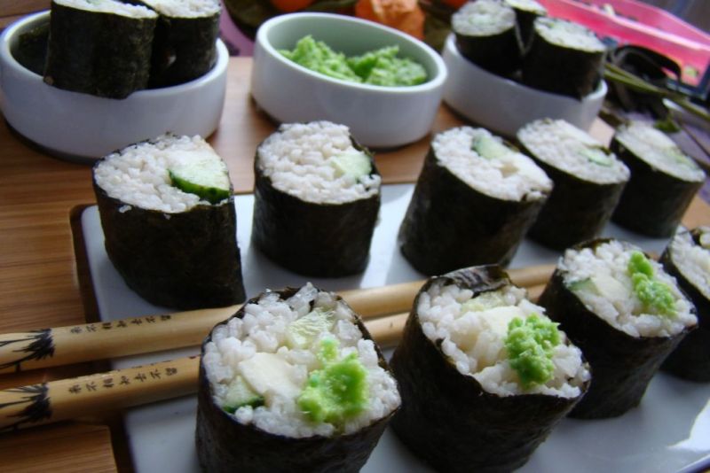 Sushi z mozzarellą i ogórkiem 