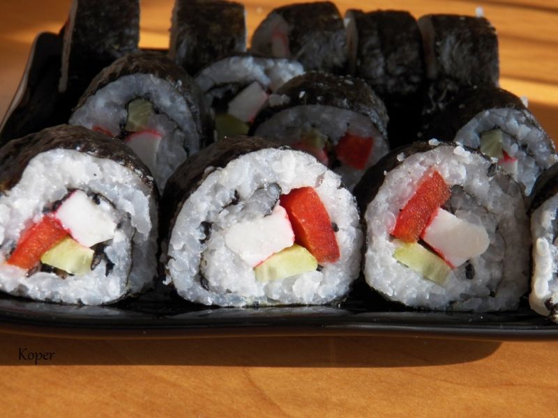 Sushi z paluszkami krabowymi ogórkiem i papryką