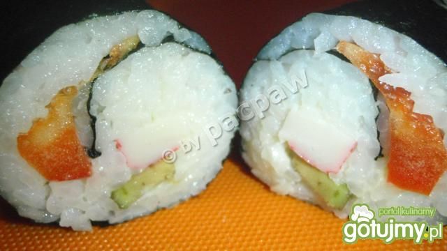 Sushi z paluszkiem krabowym, awokado