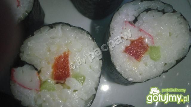 Sushi z paluszkiem krabowym, ogórkiem Sushi z paluszkiem krabowym, ogórkiem
