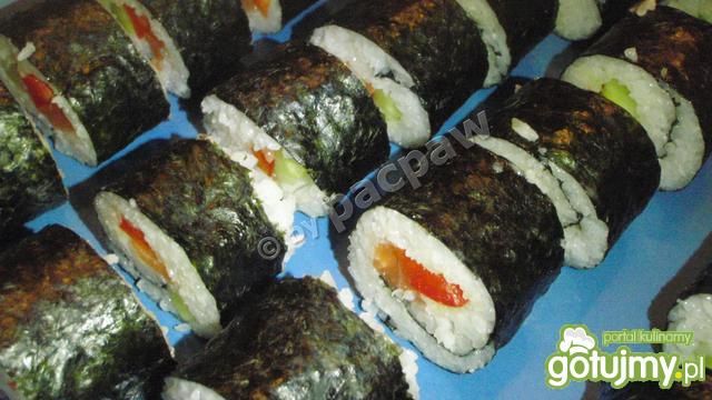Sushi z papryką czerwoną, ogórkiem Sushi z papryką czerwoną, ogórkiem