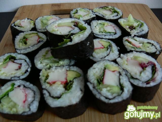 Sushi z surimi, ogórkiem i łososiem Sushi z surimi, ogórkiem i łososiem