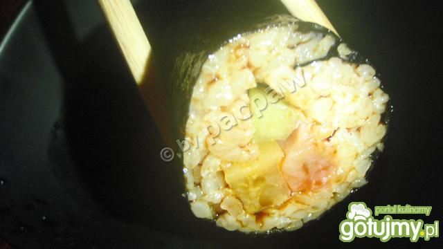 Sushi z tuńczykiem, żółtą rzodkiew