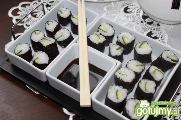 Sushi ze świeżym ogórkiem  Sushi ze świeżym ogórkiem