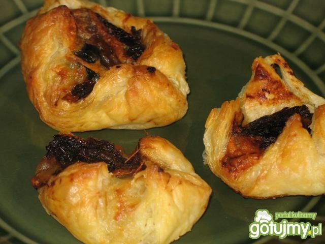 Suszone pomidorki w cieście francuskim Suszone pomidorki w cieście francuskim